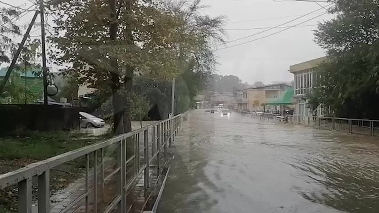 Во время дождя подтопило участок федеральной трассы Джубга - Сочи
