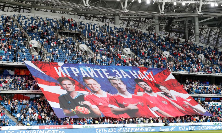 Трудности с походом на футбол у болельщиков начнутся уже в июле. Фото: Reuters