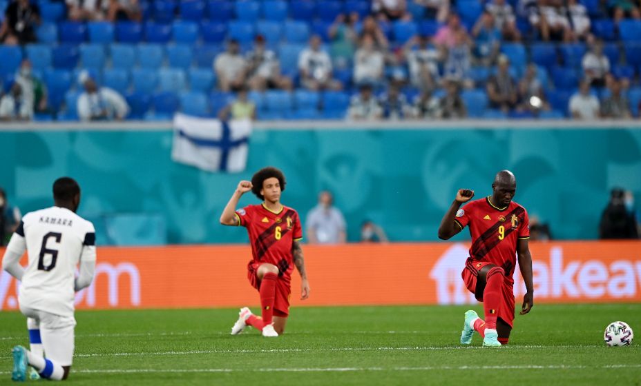 Игроки бельгийцев и финнов перед матчем 3-го тура опустились на колено. Фото: Reuters