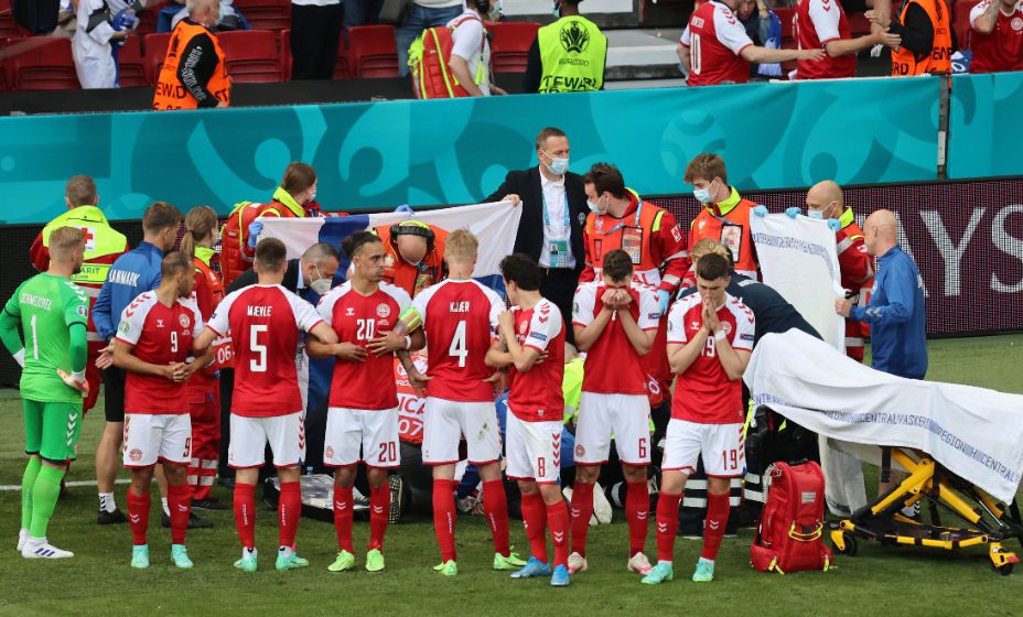 Кристиана Эриксена эвакуируют с поля. Фото: Reuters