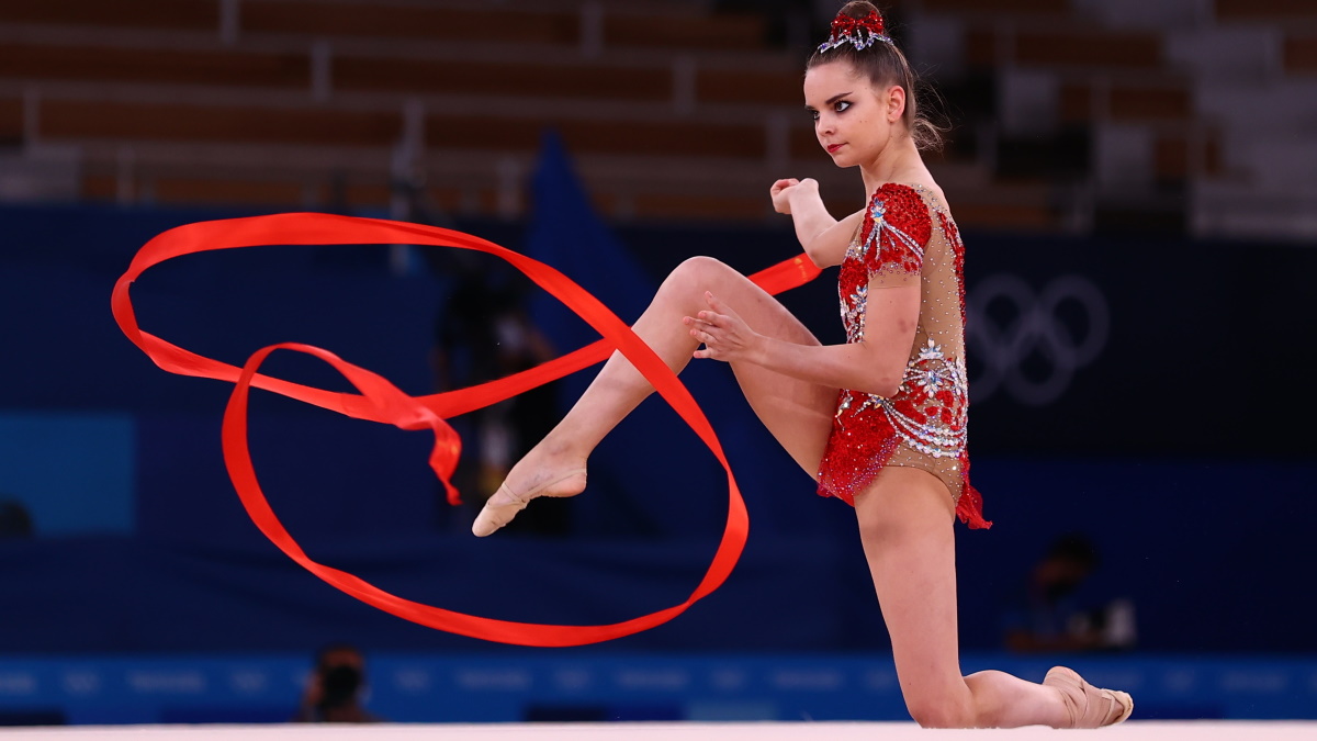 Дина Аверина во время финального упражнения с лентой. Фото: REUTERS