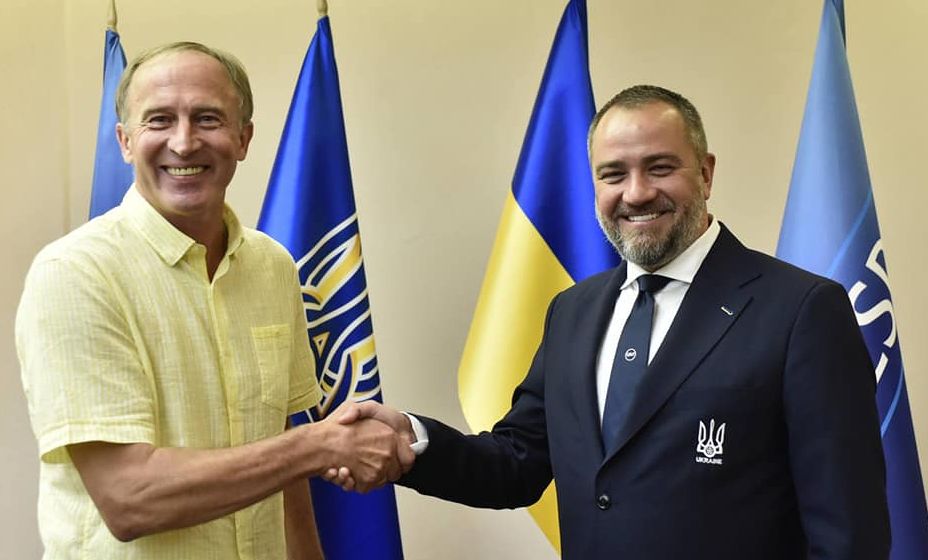 Новым главным тренером сборной Украины стал Александр Петраков (слева). Фото: Фейсбук Андрея Павелко