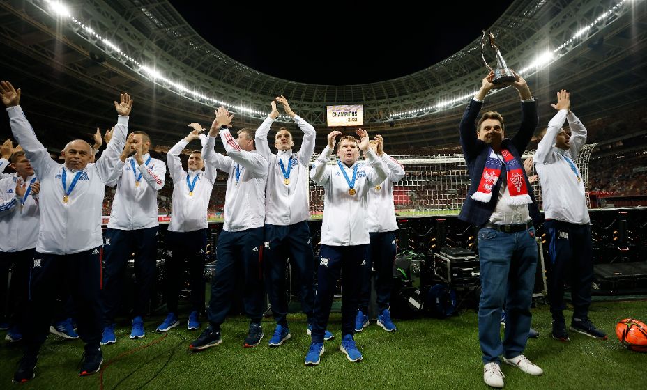 Сборная России по пляжному футболу показала болельщикам Кубок мира-2021. Фото: Reuters