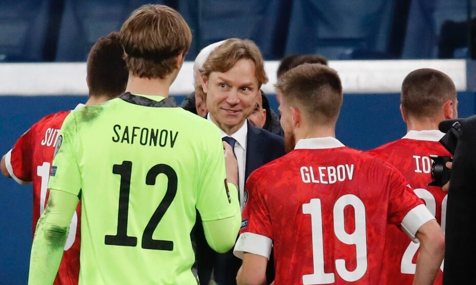 Валерий Карпин общается с Матвеем Сафоновым и Данилой Глебовым