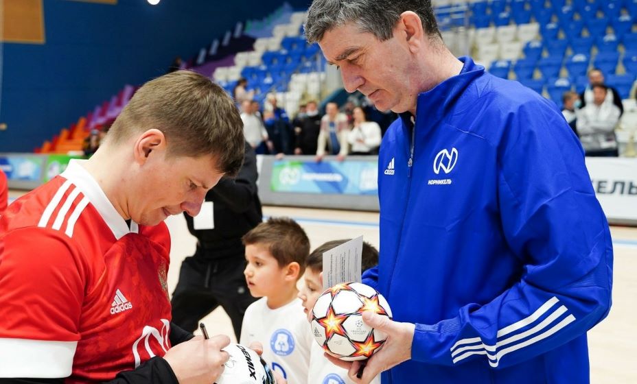 Андрей Аршавин раздает автографы в Норильске. Фото: РФС