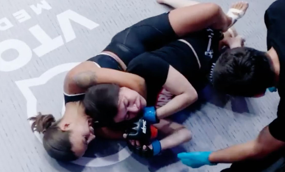 Даже звезда порно Елена Беркова увлеклась ММА. Фото: Скриншот трансляции боя