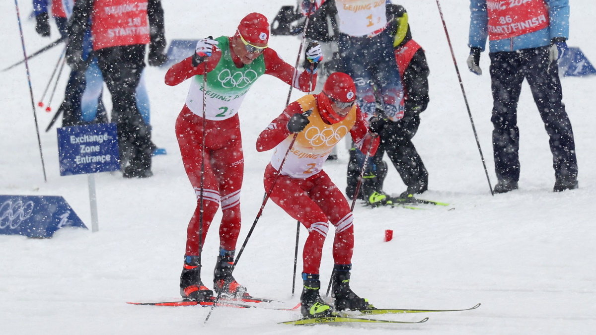 Александр Большунов и Денис Спицов на передаче эстафеты. Фото: REUTERS