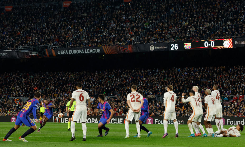 «Барселона» наносит удар по воротам «Галатасарая» в матче Лиги Европы. Фото: Reuters