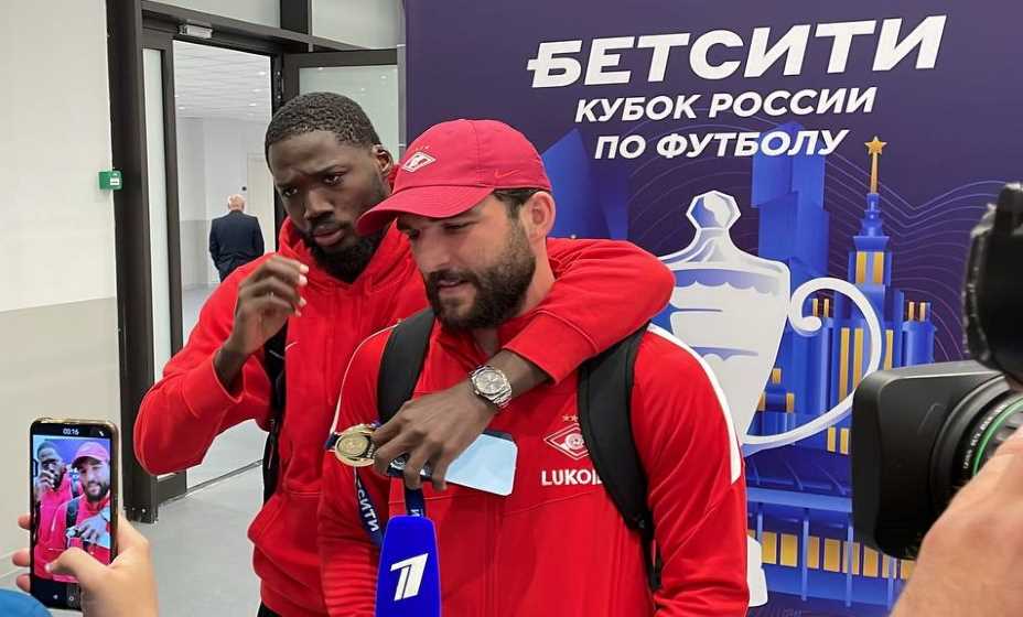 Активнее всех победу в Кубке России праздновал Шамар Николсон, стадион он покидал, опираясь на Джикию. Фото: Денис Акинин