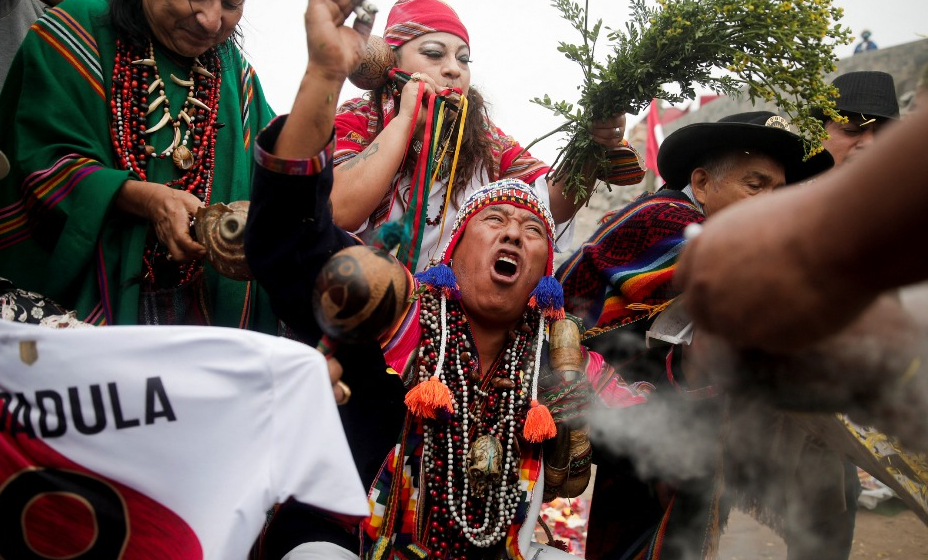 Шаманы Перу колдуют на выход на ЧМ-2022.
Фото: Reuters