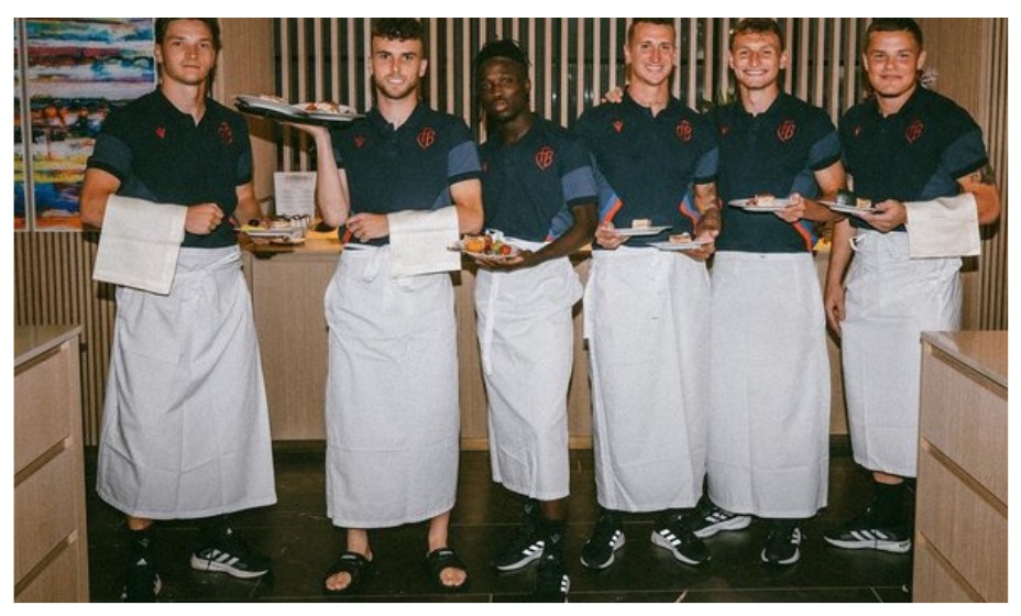 Чалов поработал официантом. Фото: ФК «Базель» 