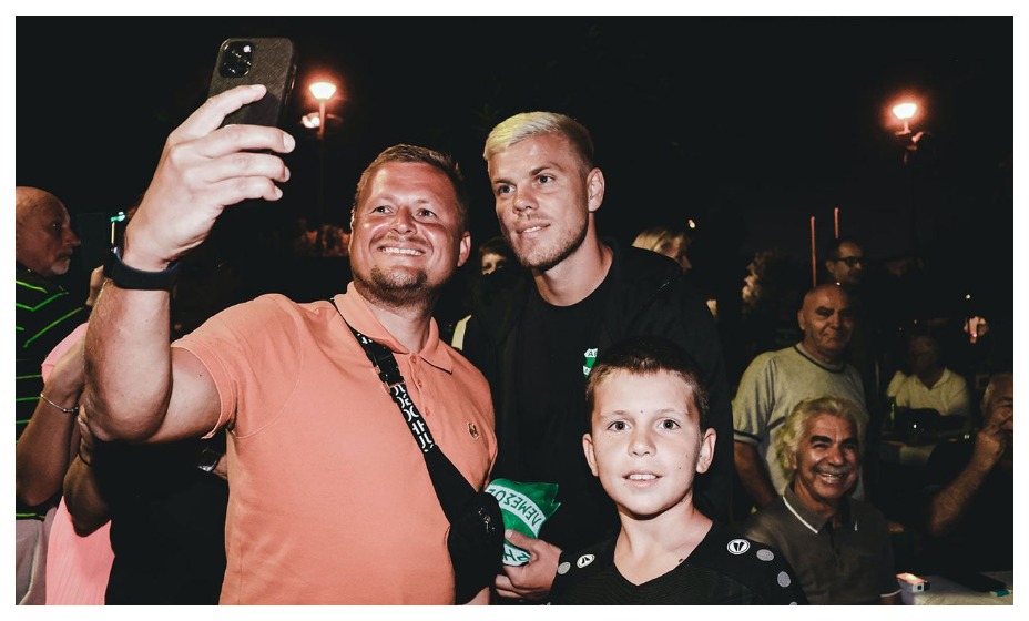 На Кипре Александр Кокорин нарасхват у болельщиков. Фото: соцсети ФК «Арис»