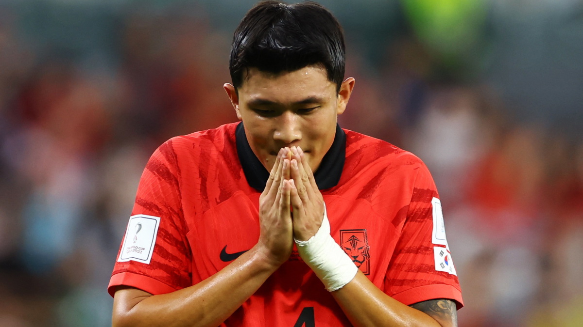 Один из шести Кимов сборной Южной Кореи - защитник Ким Мин Чжэ во время матча с Уругваем на ЧМ-2022. Фото: REUTERS