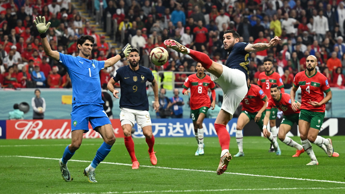 Тео Эрнандес забивает первый гол в матче Марокко - Франция. Фото: REUTERS