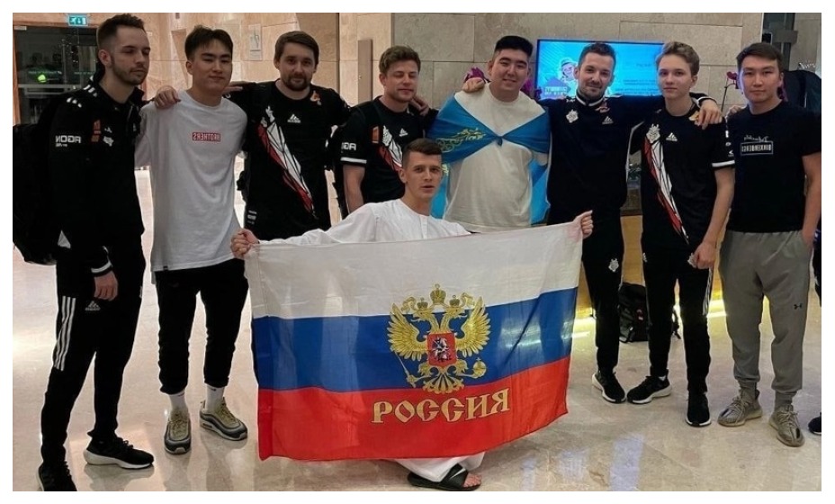 команда киберспортсменов в форме с флагом России на форме