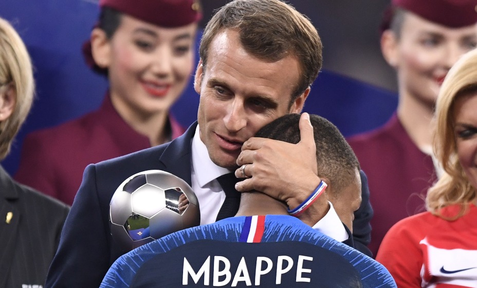 Президент Франции Макрон болеет за Мбаппе
Фото: Global Look Press