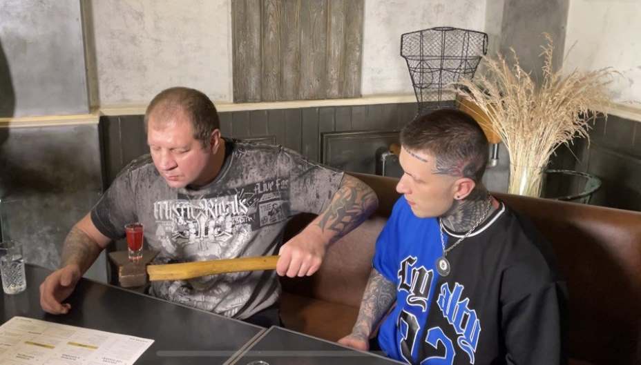 Александр Емельяненко выпил с топора. Фото: Денис Акинин