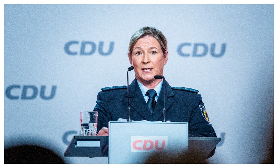 Клаудия Пехштайн выступила в униформе полицейского. Фото: Global Look Press