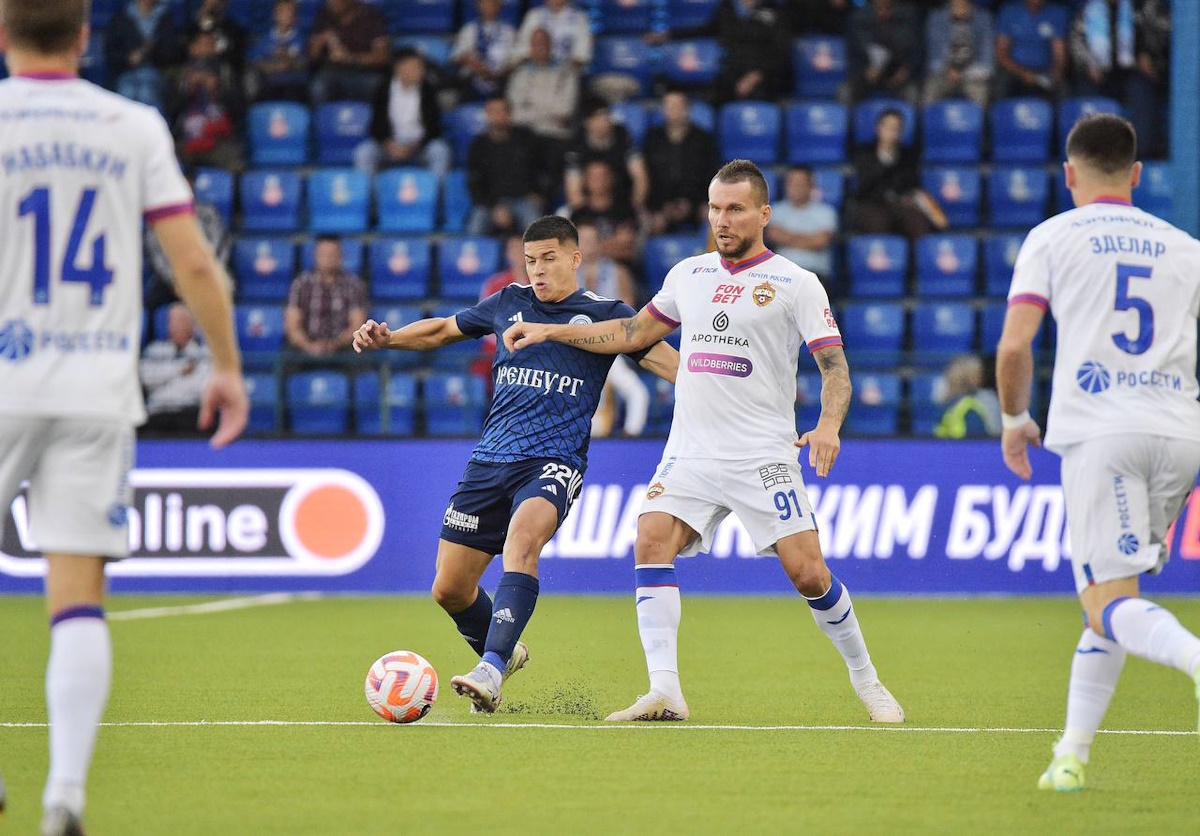 Армеец Антон Заболотный в атаке в матче с ФК 
