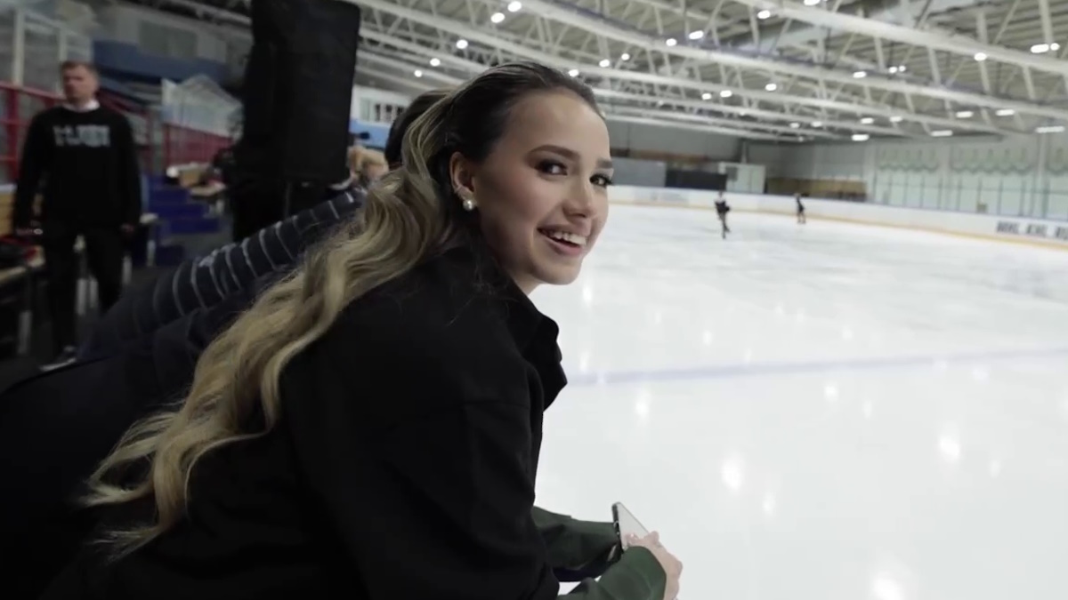 Алина Загитова на тренировке девушек в Уфе. Фото: Первый канал