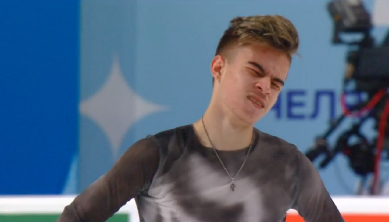 Даня Самсонов сокрушается после падения в короткой программе. Фото: стоп-кадр прямого эфира 