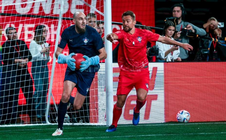 Кирилл Панченко (справа) пока не торопится уходить из профессионалов в медиафутбол. Фото: РФС