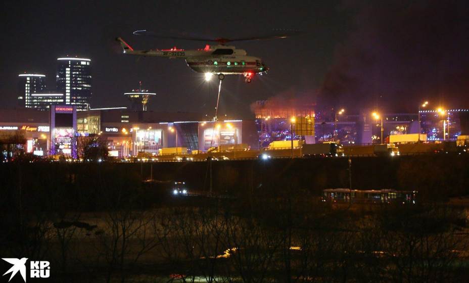 Пожарные тушат огонь на крыше подмосковного «Крокуса» после нападения вооруженных неизвестных. Фото: Владимир Веленгурин, КП