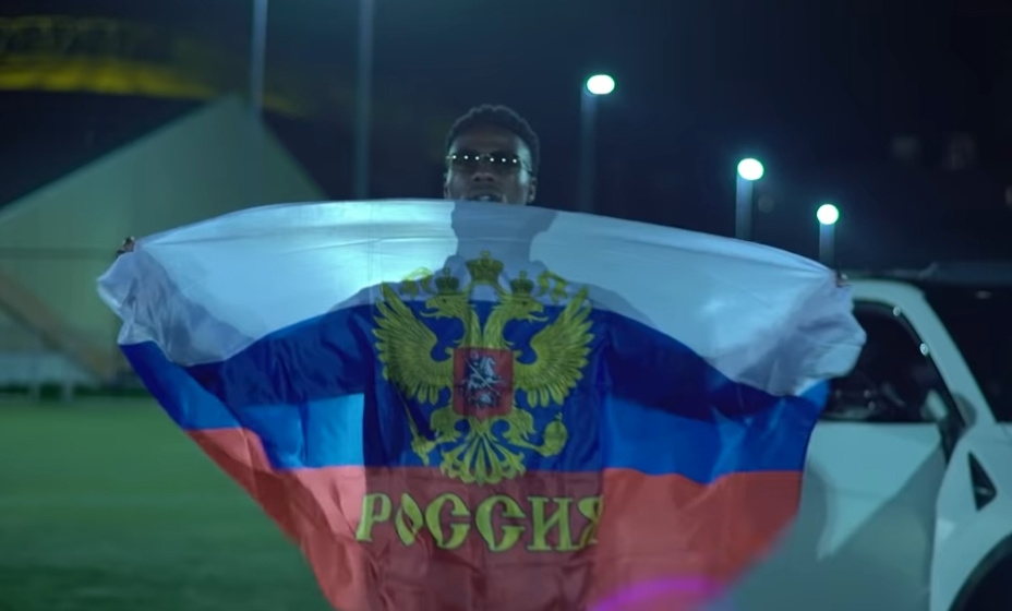 Не зря Квинси Промес снимался в клипе с флагом России. Фото: кадр из клипа Квинси Промеса