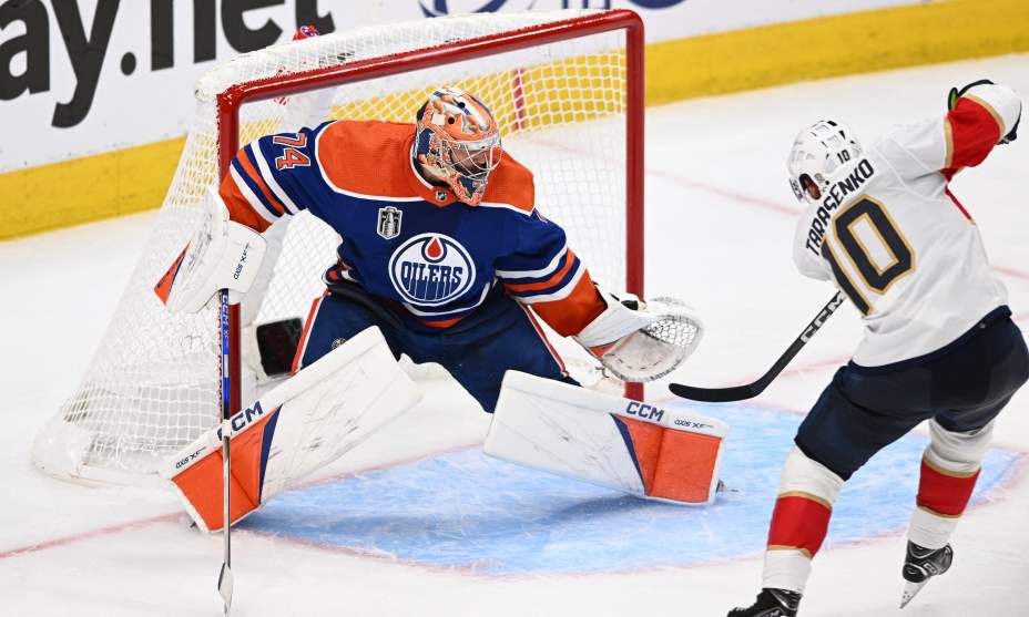 Нападающий «Флориды» Владимир Тарасенко поражает ворота «Эдмонтона». Фото: Reuters