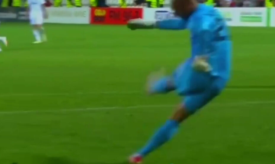 Вратарь забил курьезный гол в Лиге конференций, фото снимок экрана