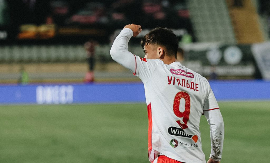 Угальде выясняет, кто там в лидерах гонки бомбардиров РПЛ. Фото: ФК 