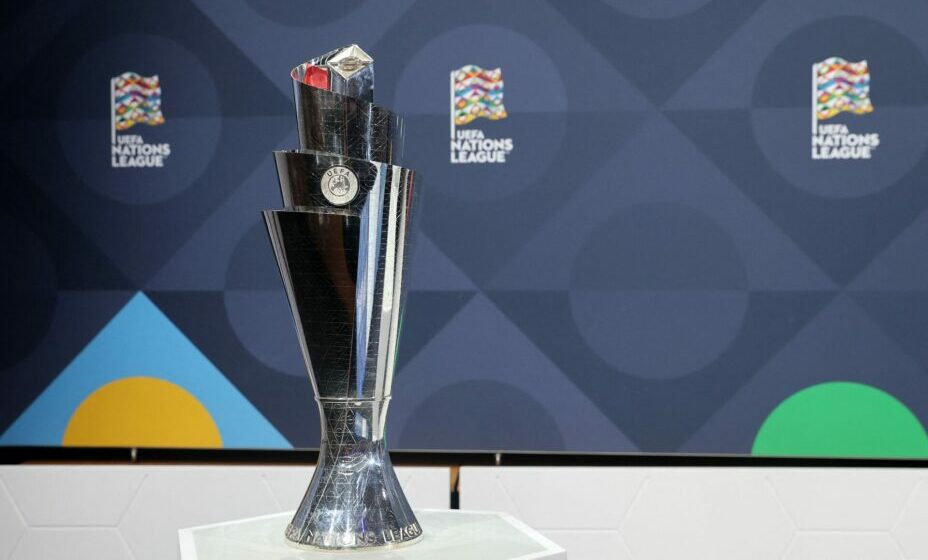 Так выглядит кубок Лиги наций УЕФА. Фото: REUTERS