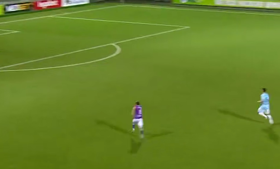 Гол со своей половины поля, фото снимок экрана