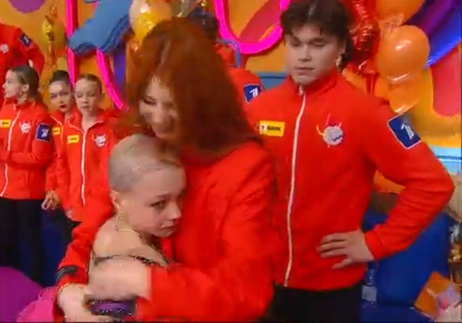 Елену Костылеву обнимает Александра Трусова. Фото: стоп-кадр прямого эфира 