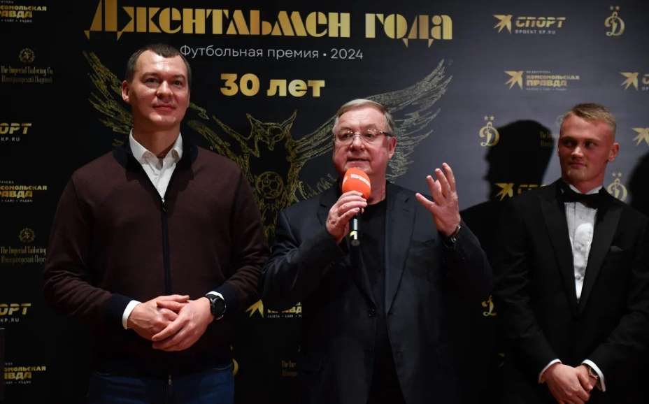 Экс-премьер РФ Сергей Степашин вместе с министром спорта Михаилом Дегтяревым поздравляет Константина Тюкавина. Фото: Евгения Гусева