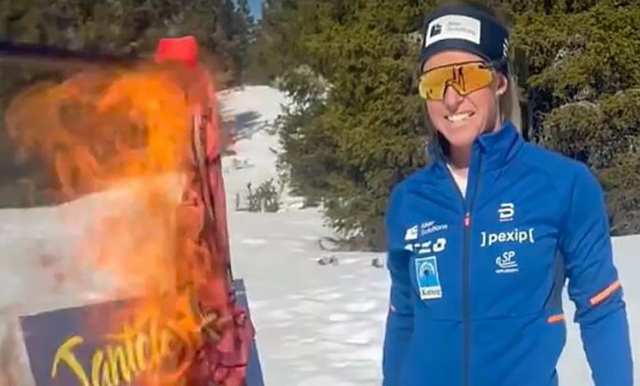 Норвежская лыжница Слинд сожгла свой стартовый номер на гонке Нортуга в знак протеста. Фото: соцсети Астрид Слинд