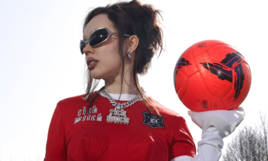 Инстасамка обещает полный ребрендинг своего футбольного клуба. Фото: соцсети Инстасамки 