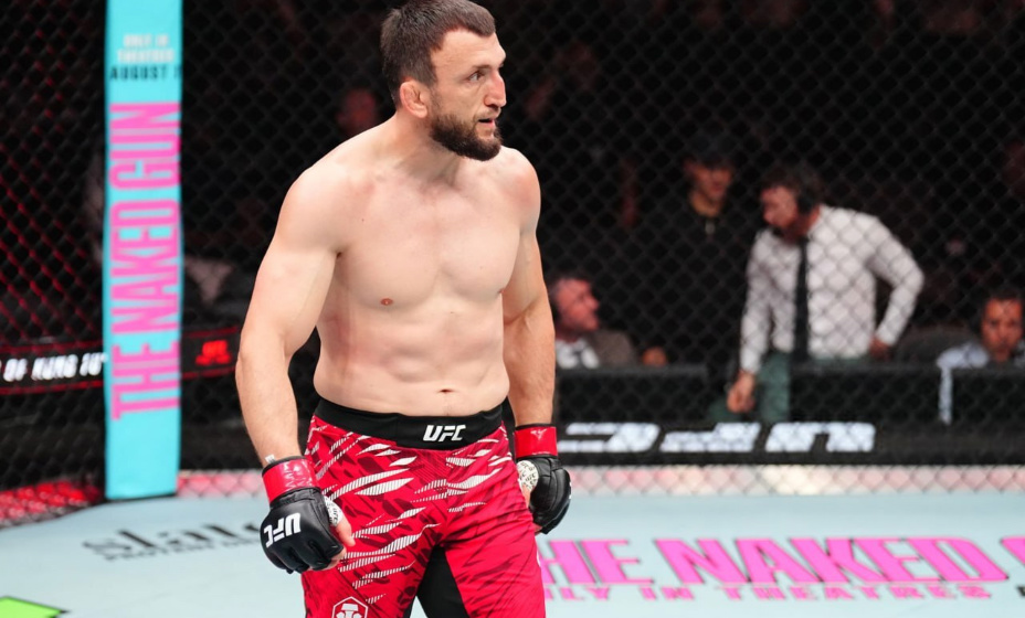 Муслим Салихов жестко нокаутировал бразильца Леала на турнире UFC в Абу-Даби. Фото: UFC Russia
