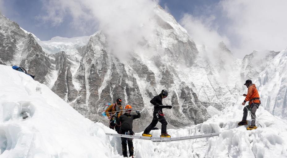 Люди попали в ледяной плен в Гималаях. Фото: Reuters