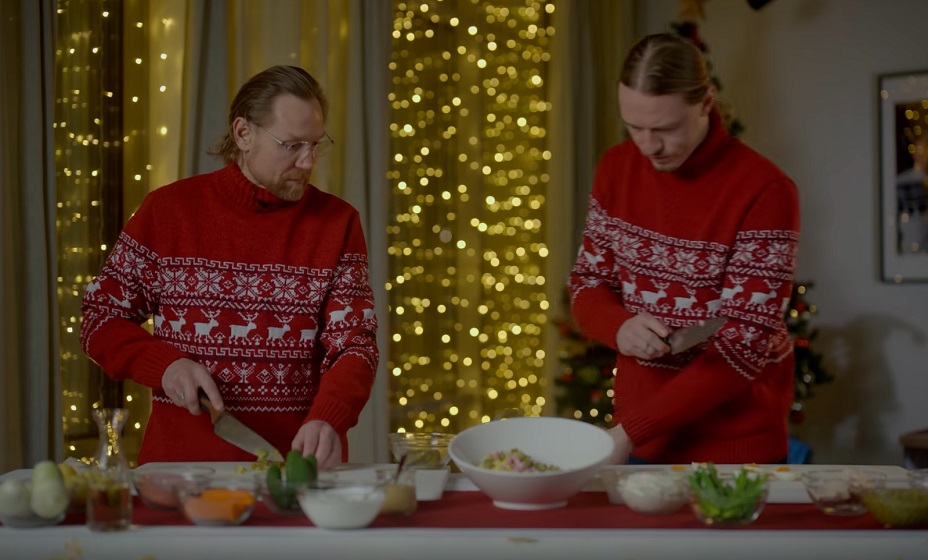 Сборная России показала видео, на котором Карпин и Сафонов готовят оливье. Фото: сборная России