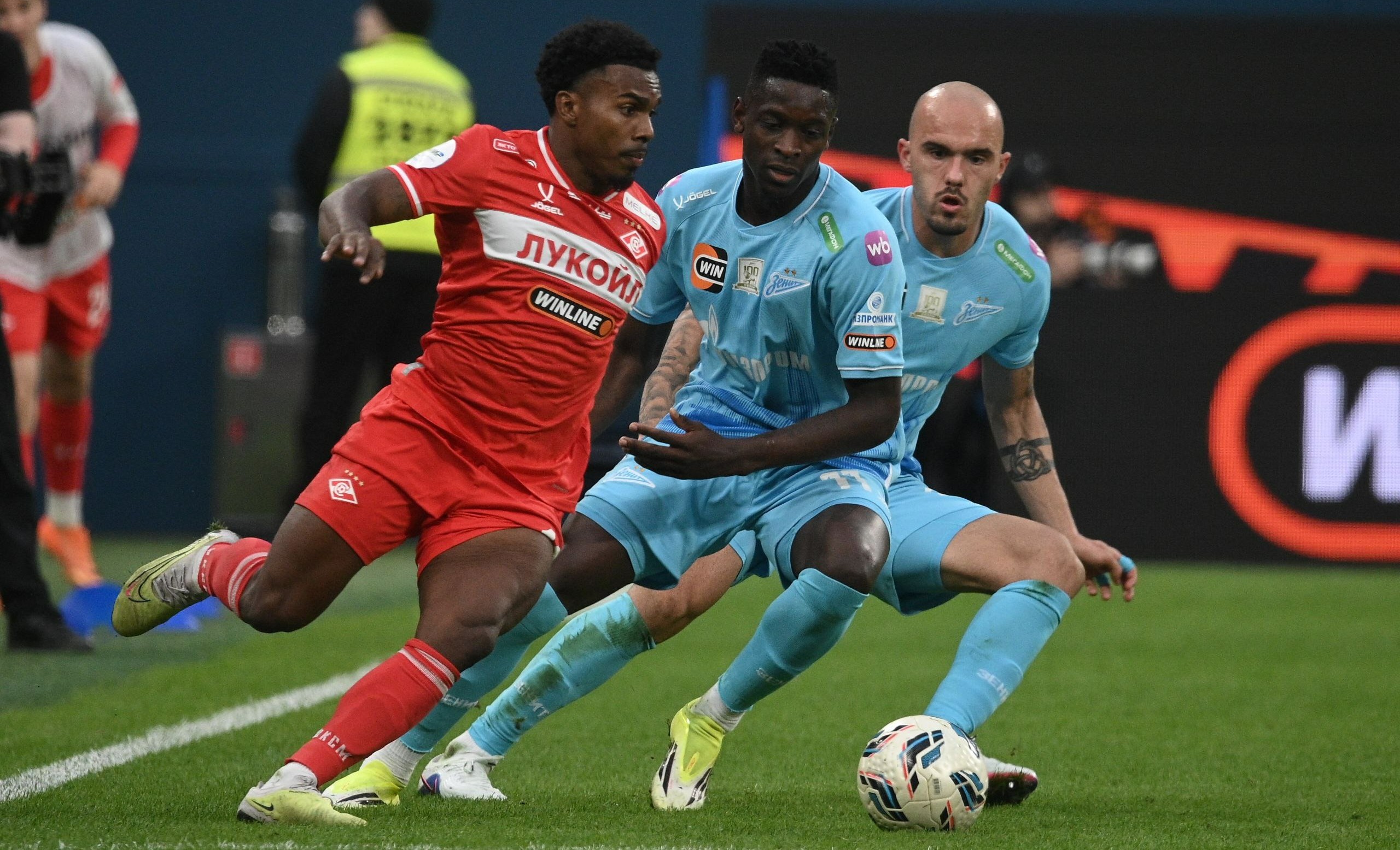 Нападающий «Спартака» Маркиньос пытается взломать оборону «Зенита». Фото: Фото: Алексей Булатов/КП - Санкт-Петербург