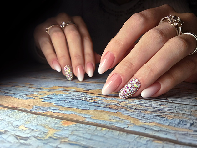 Маникюр с камнями и стразами