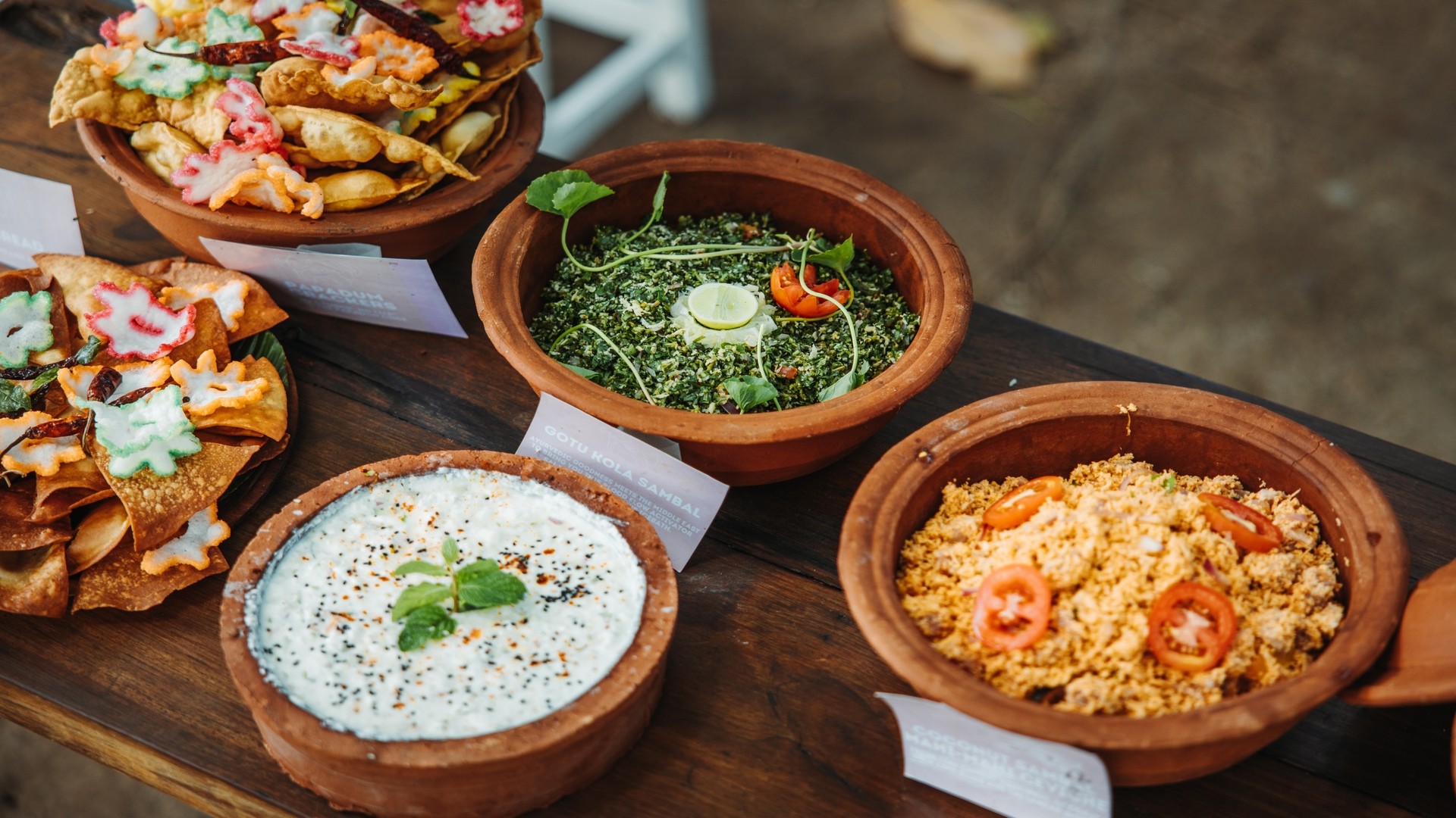 Шри-Ланкийская еда с рисом и карри.