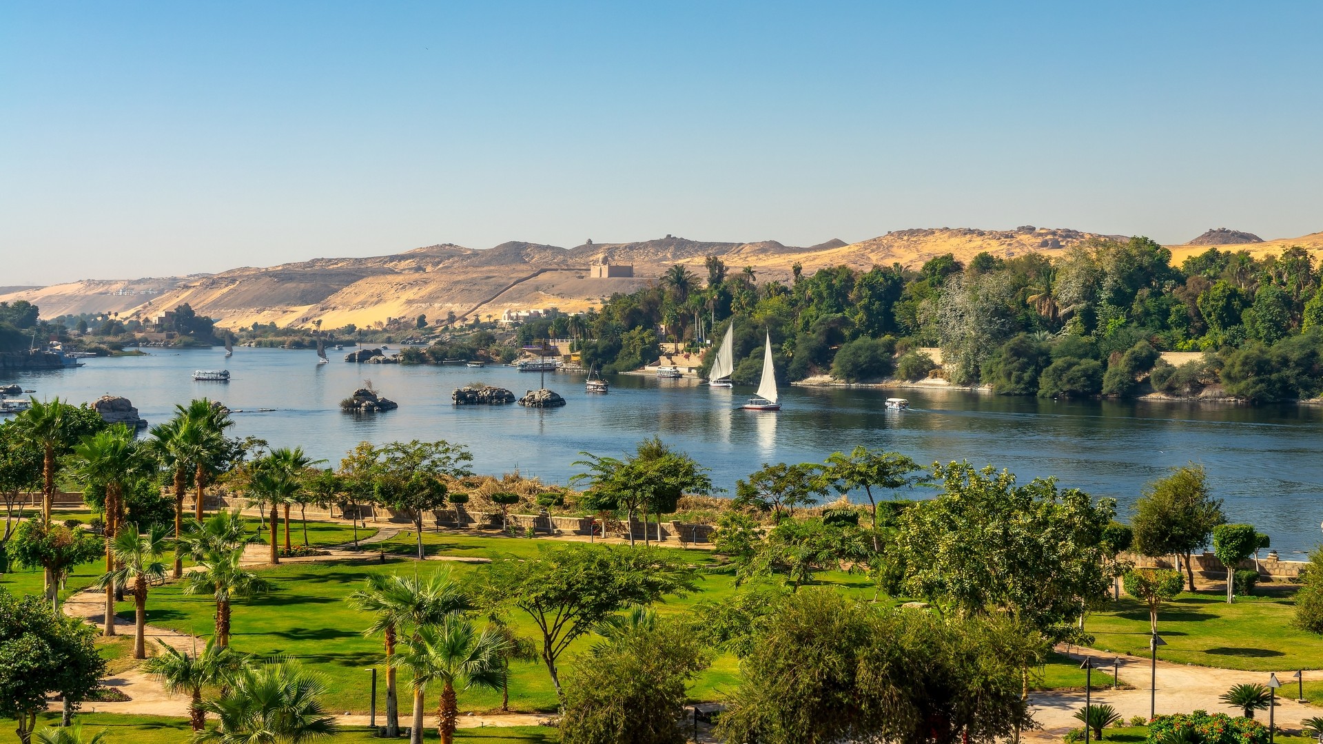 Панорамный вид на реку Нил в Асуане.