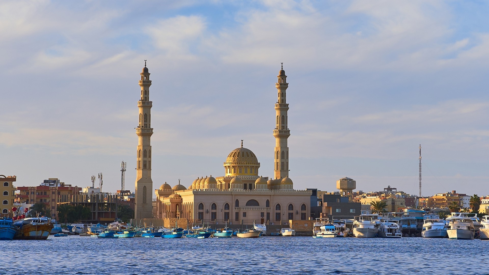 Вид с Красного моря на знаменитую мечеть Эль-Мина на закате, Хургада.