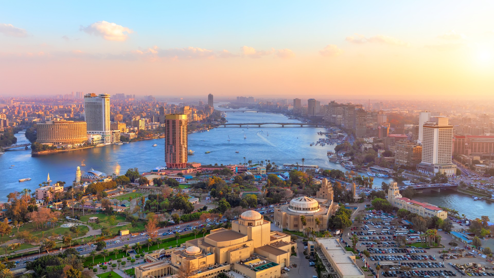 Вид с воздуха на Каир на закате.