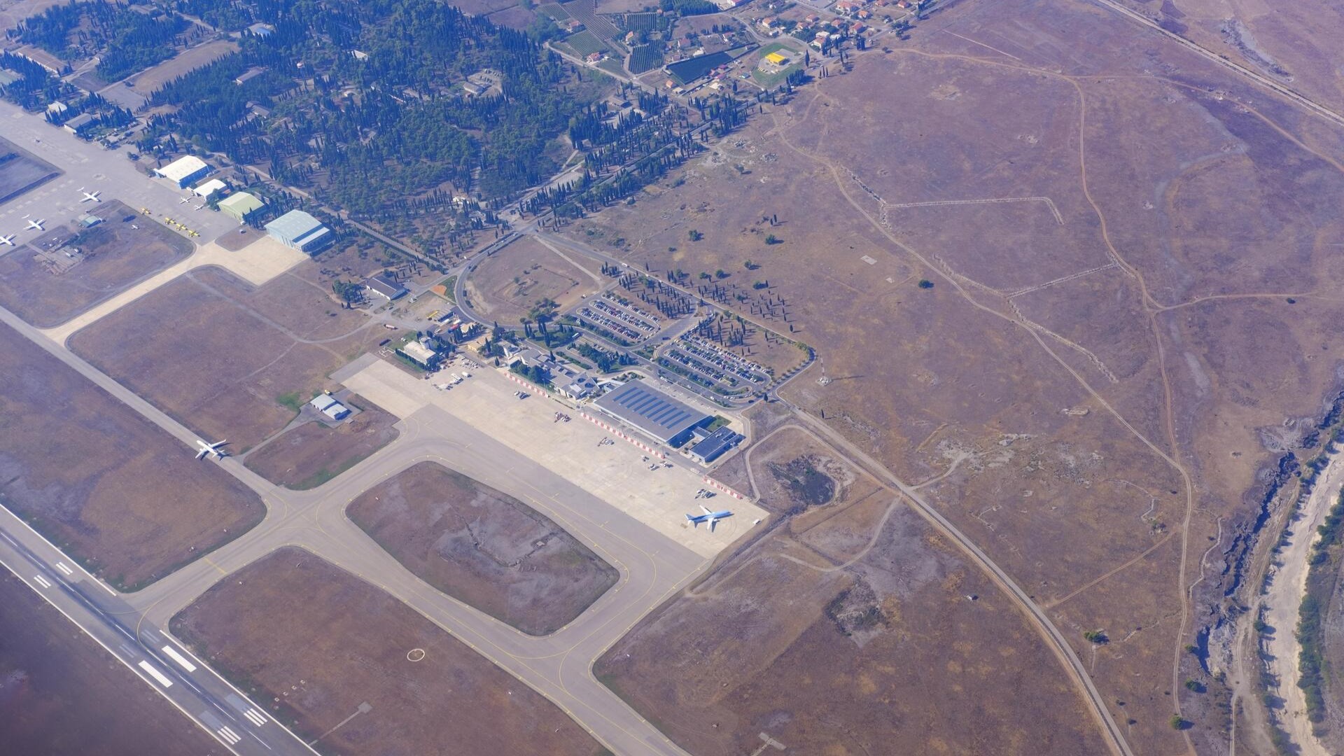 Аэропорт Подгорица, вид сверху, Черногория.