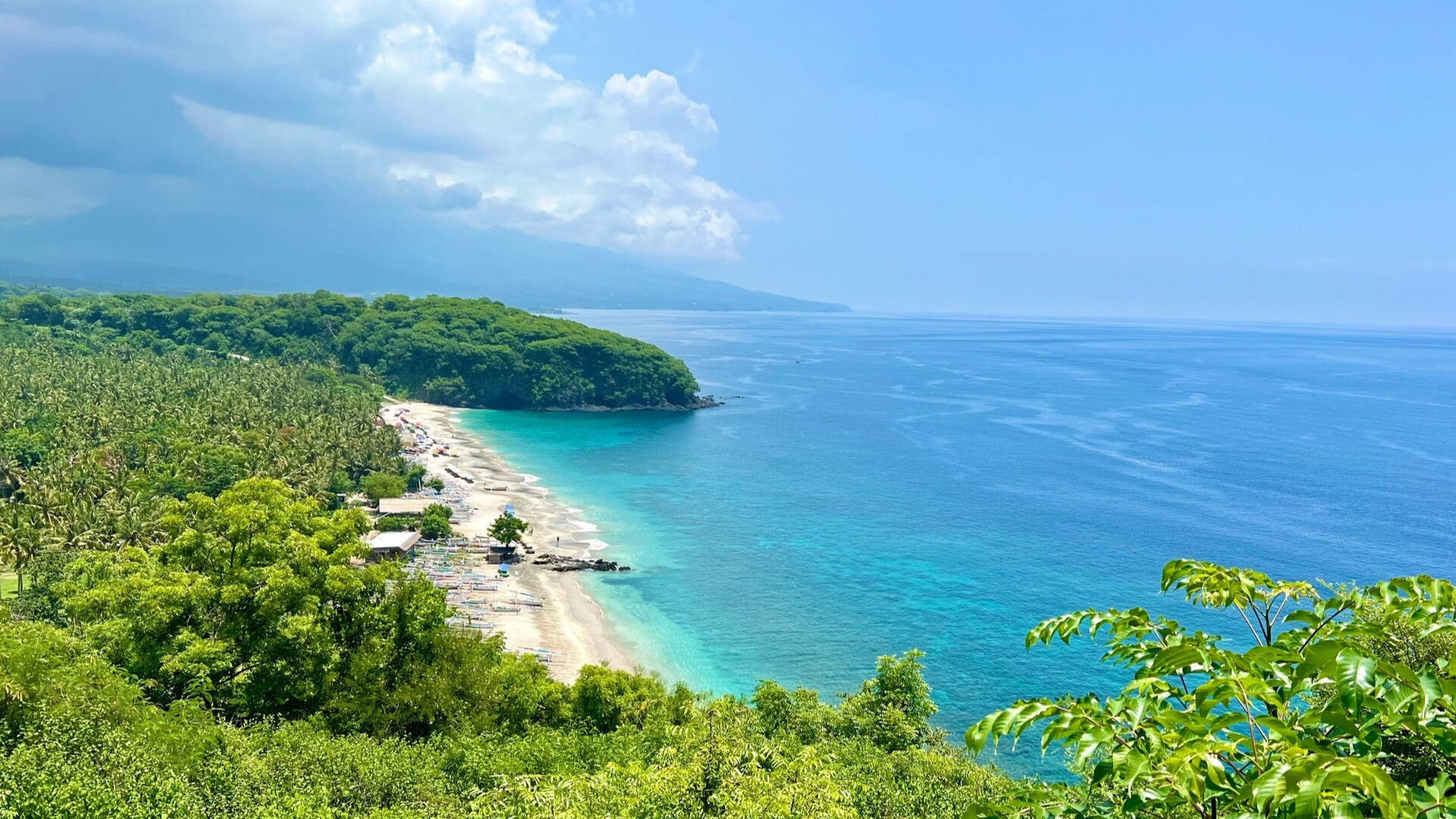 Вид на Вирджин-Бич, белый песчаный пляж недалеко от Кандидасы на Бали.