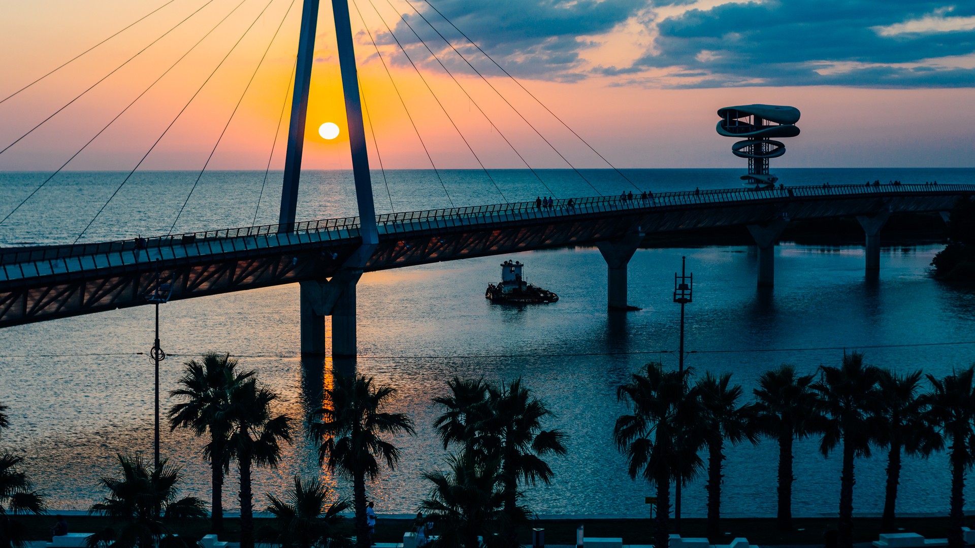 Закат над мостом и морем в Анаклии.