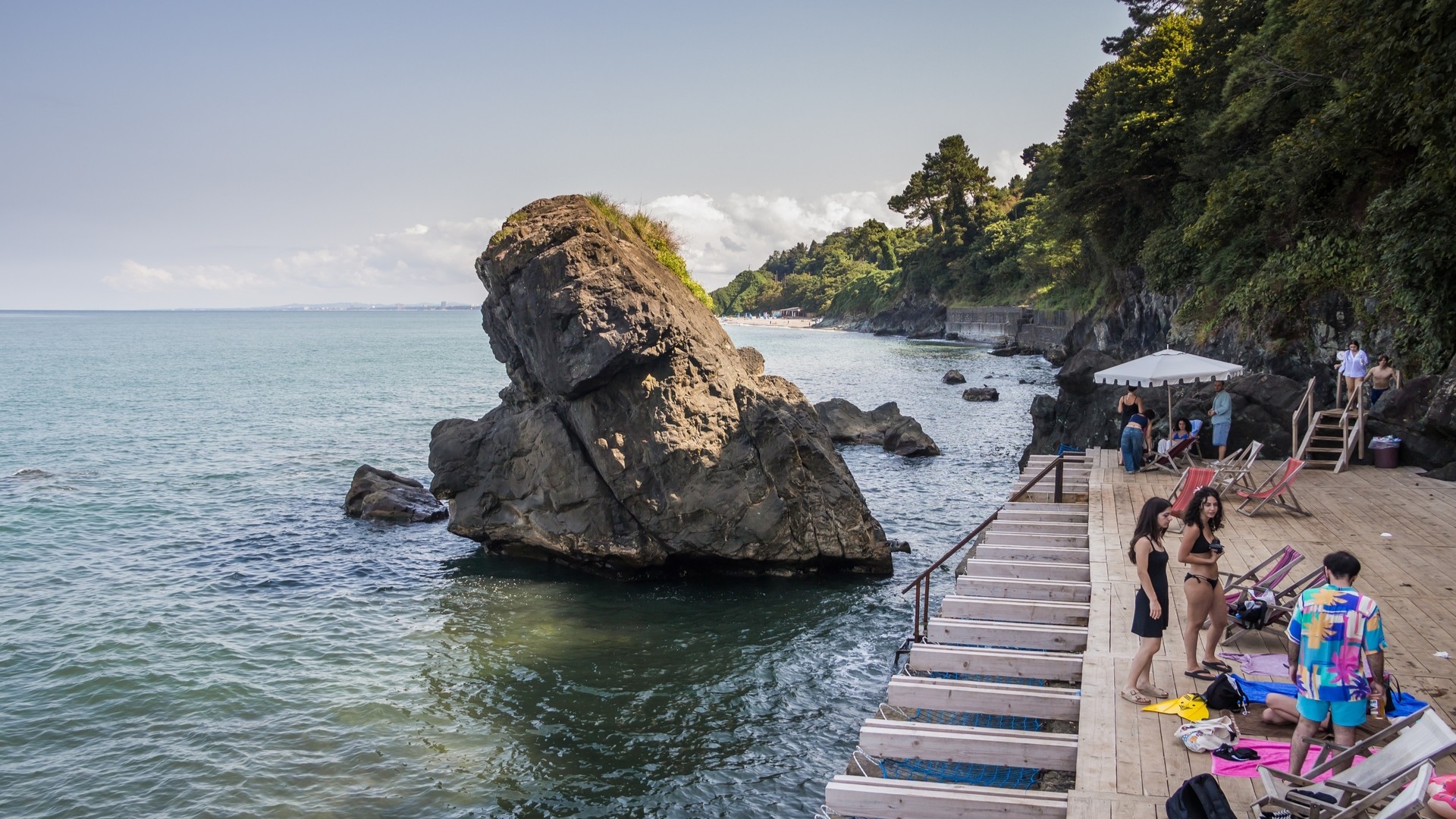 Скалистый пляж Цихисдзири возле банановой рощи в Батуми.